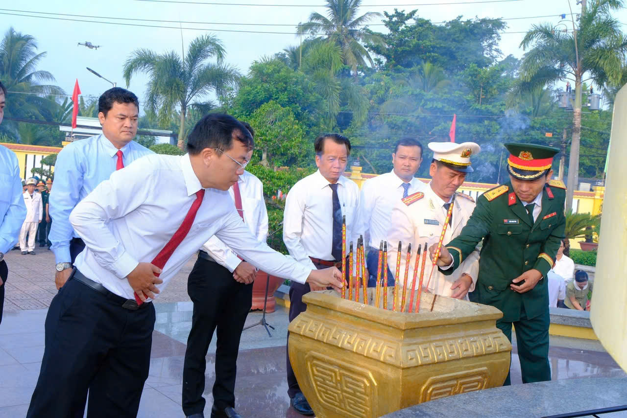 Phường Sơn Đông, tỉnh Vĩnh Long tổ chức Lễ viếng Nghĩa trang liệt sĩ Châu Thành nhân kỷ niệm 51 năm Ngày giải phóng miền Nam, thống nhất đất nước (30/4/1975-30/4/2026)