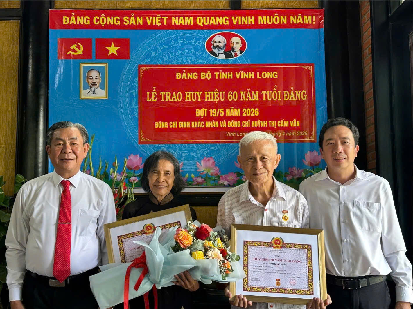  Đảng ủy Phường Sơn Đông tổ chức trao tặng Huy hiệu 60 năm tuổi Đảng tại nhà riêng cho đảng viên  của phường.