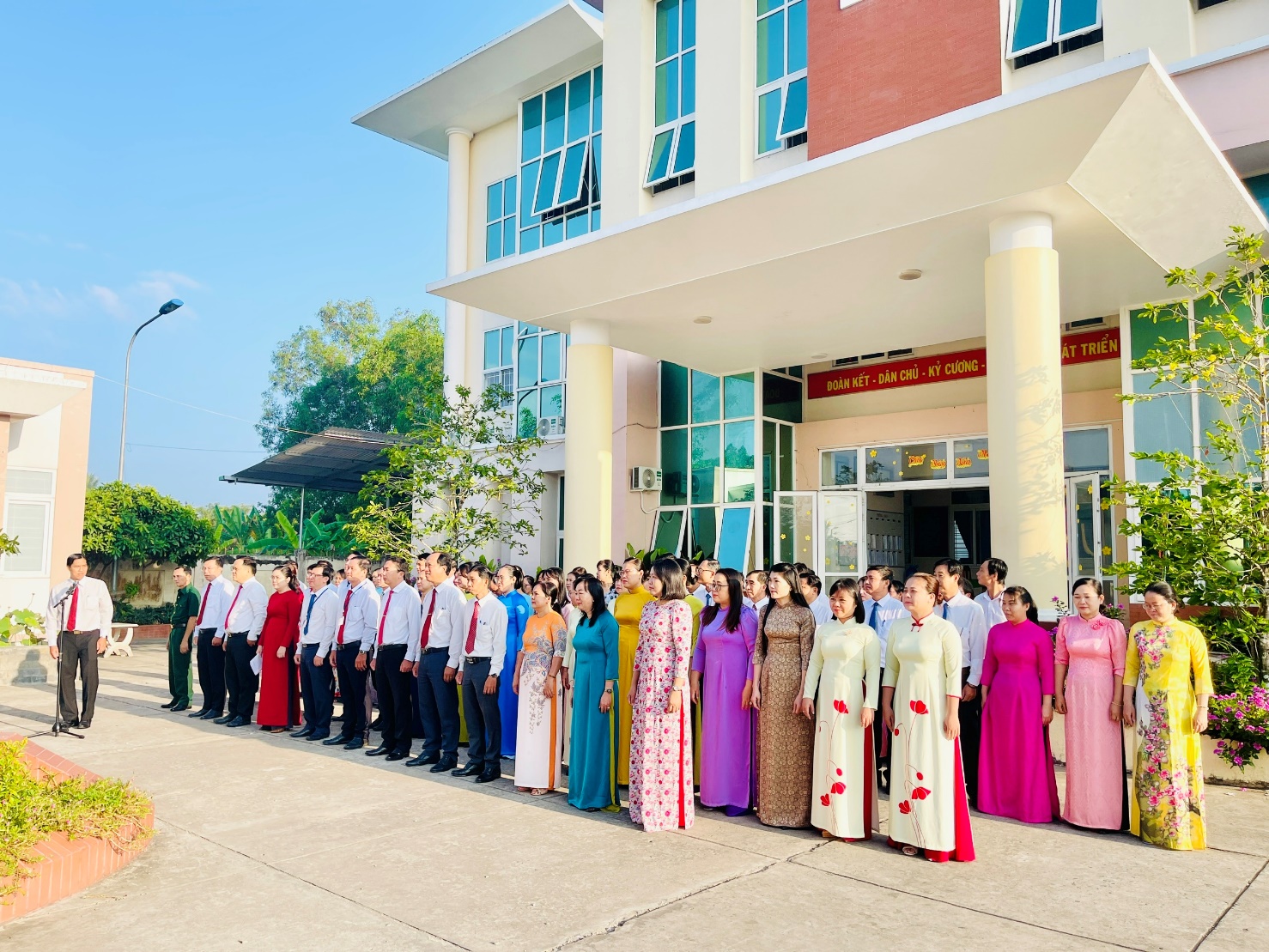 Phường Sơn Đông tổ chức chào cờ và sinh hoạt tư tưởng dưới cờ tháng 4/2026.