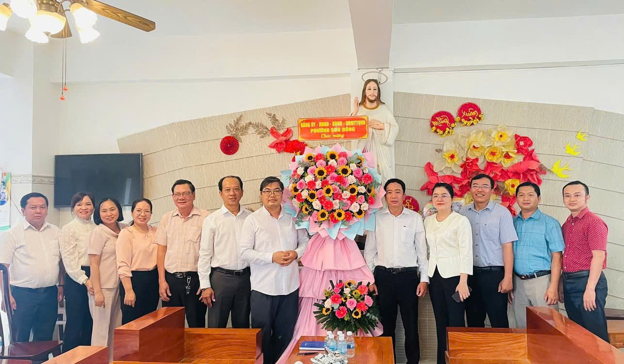 Lãnh đạo phường Sơn Đông, tỉnh Vĩnh Long thăm chúc mừng các cơ sở Công giáo trên địa bàn phường nhân dịp lễ Giáng sinh 2025
