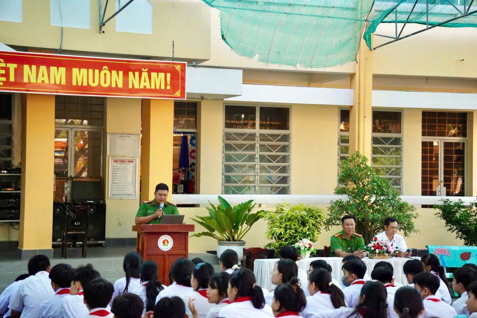 Công an phường Sơn Đông phối hợp trường THCS Tam Phước tổ chức tuyên truyền giáo dục pháp luật về trật tự, an toàn giao thông cho nhân viên, giáo viên, học sinh của nhà trường