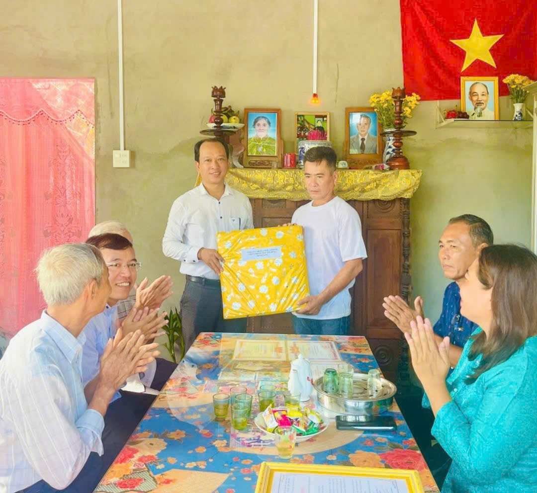 Hội Liên hiệp Phụ nữ phường Sơn Đông bàn giao nhà "Mái ấm tình thương" - công trình chào mừng Đại hội Hội LHPN các cấp nhiệm kỳ 2025-2030