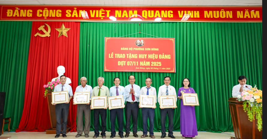 Đảng ủy phường Sơn Đông, tỉnh Vĩnh Long tổ chức trao Huy hiệu Đảng đợt 07/11/2025
