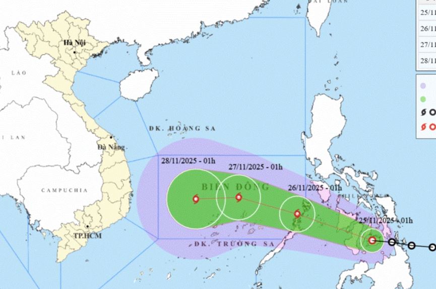 (Dân trí) Dự báo đêm 25/11, áp thấp nhiệt đới sẽ đi vào Biển Đông và sau đó sẽ mạnh lên thành bão. Sau khi vào Biển Đông, bão có thể mạnh cấp 11 và sẽ suy yếu dần khi hướng về vùng biển Nam Trung Bộ.