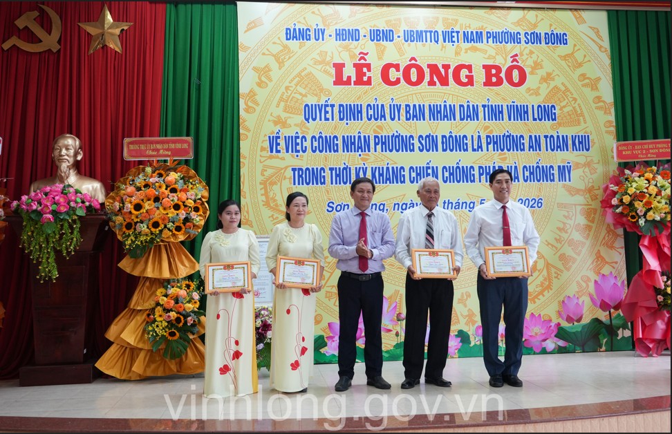 Phường Sơn Đông công bố quyết định công nhận phường An toàn khu