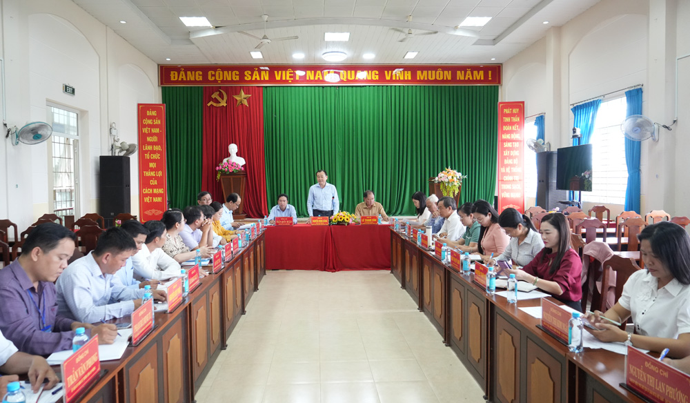 Phó Bí thư Tỉnh ủy - Chủ tịch HĐND tỉnh Nguyễn Minh Dũng kiểm tra công tác bầu cử tại phường Sơn Đông